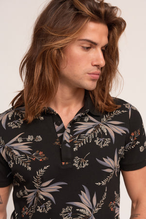 POLO DE PIQUÉ ESTAMPADO FLORAL NEGRO